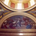 A Géniusz a restaurált mauzóleum bal oldali csegelyén